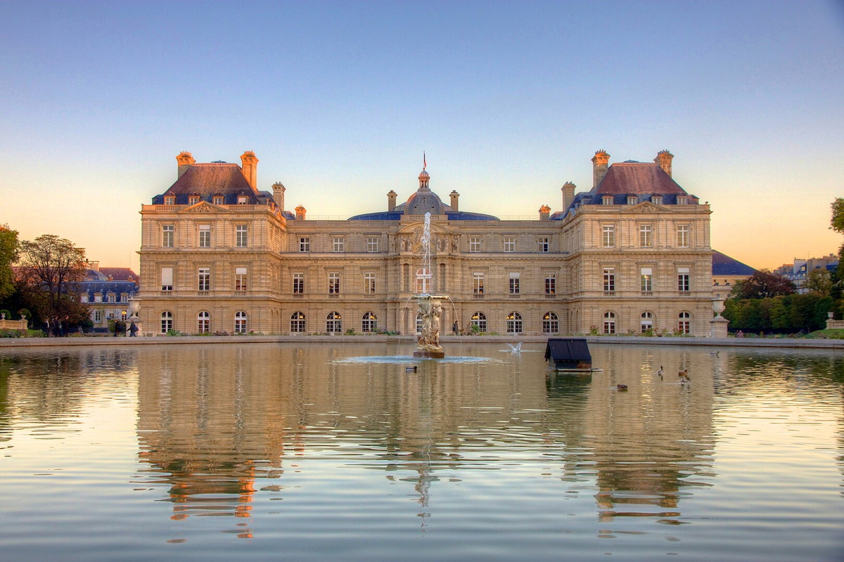 The Luxembourg Palace and the Grand Bassin. Photo by Jiuguang Wang - Flickr: Palais du Luxembourg, CC BY-SA 2.0, https://commons.wikimedia.org/w/index.php?curid=32745669