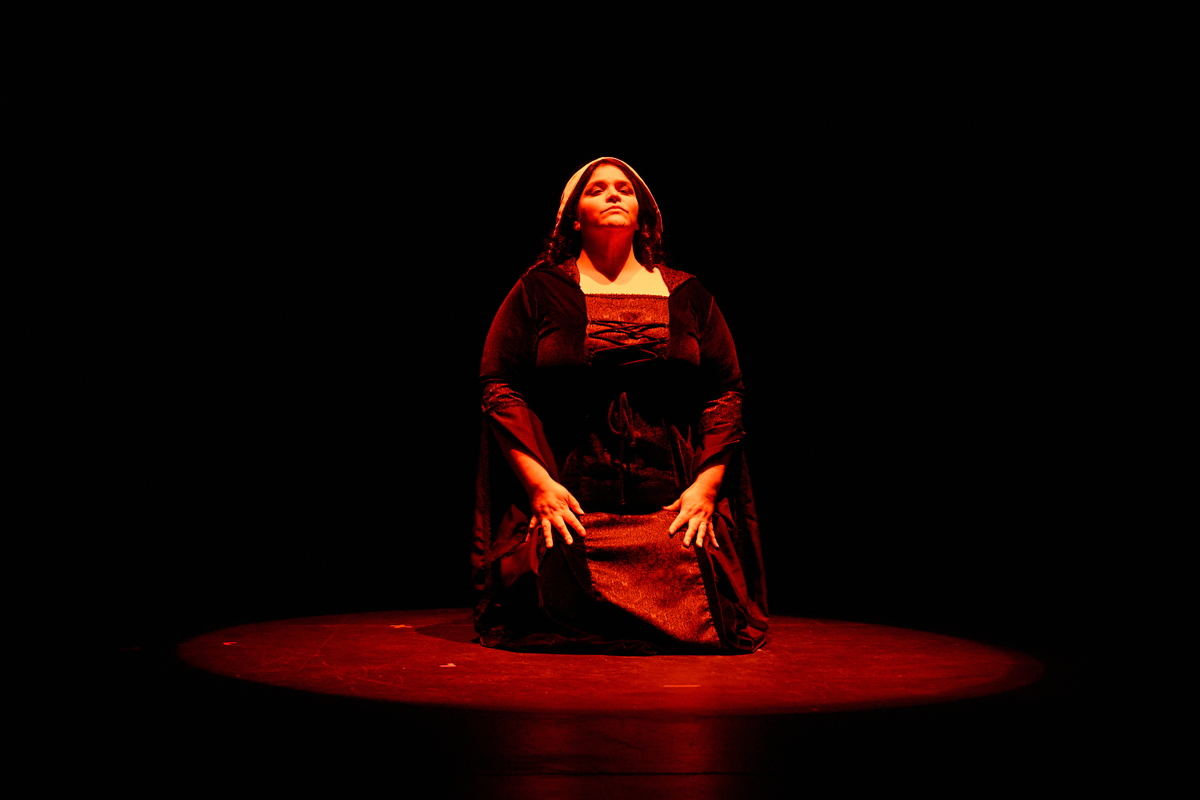 Natalie Conte as Anna Bolena. Photo by ProPhotoSTL.