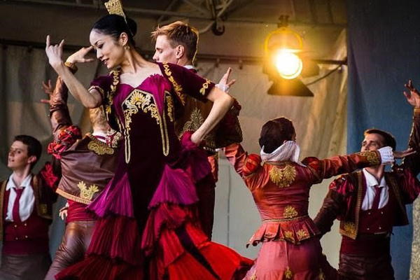 The Spanish fandango. Image courtesy folkdanceworld.com