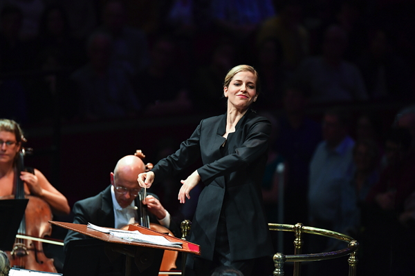 Karina Canellakis conducting