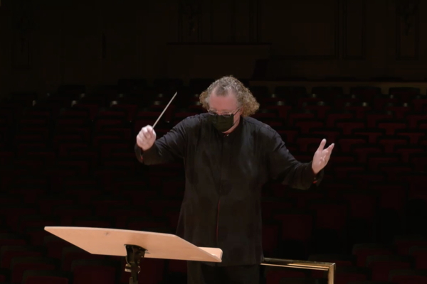 Stéphane Denève conducts the orchestra